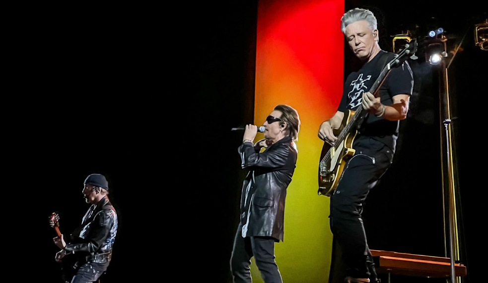 U2 lança 'Carnaval De Luz' com Rosalía, Dolly Parton e Brian Eno