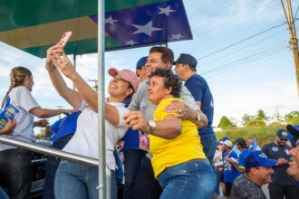 Valmir de Francisquinho faz fotos com apoiadoras durante agenda no interior de Sergipe