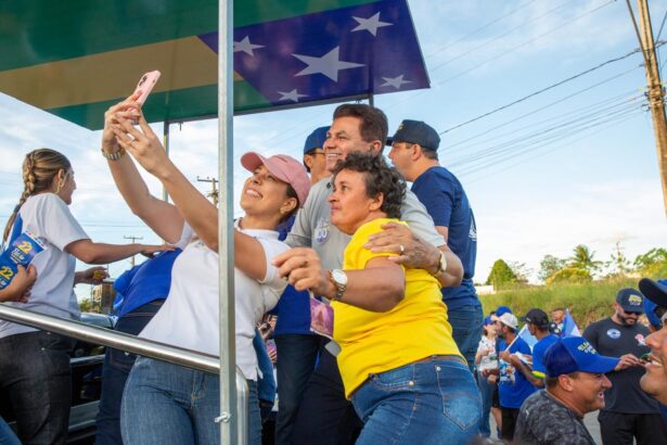 Valmir de Francisquinho faz fotos com apoiadoras durante agenda no interior de Sergipe