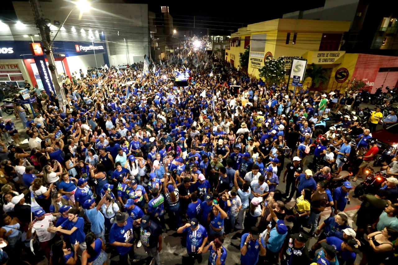 Bandeiras e fantasias marcaram o ato em Itabaiana