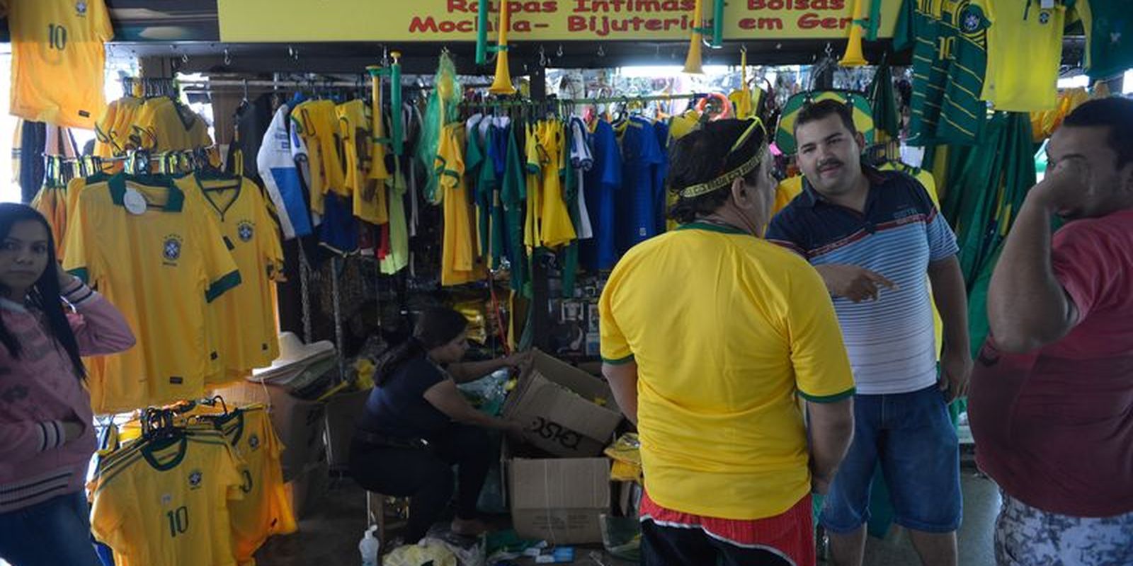 Varejo recua 0,8% em julho; 'ressaca' da Copa derruba vendas