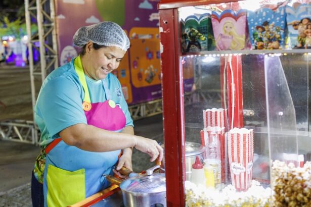 Comerciante trabalha em barraca de pipoca durante a Vila da Criança, na Orla de Atalaia