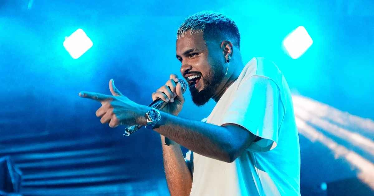 Yan transforma pane de som em coro no Samba Recife