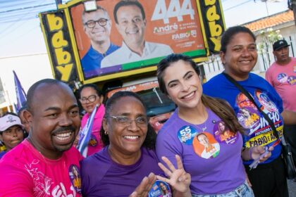 Yandra Moura conversa com moradores do Almirante Tamandaré, em Aracaju