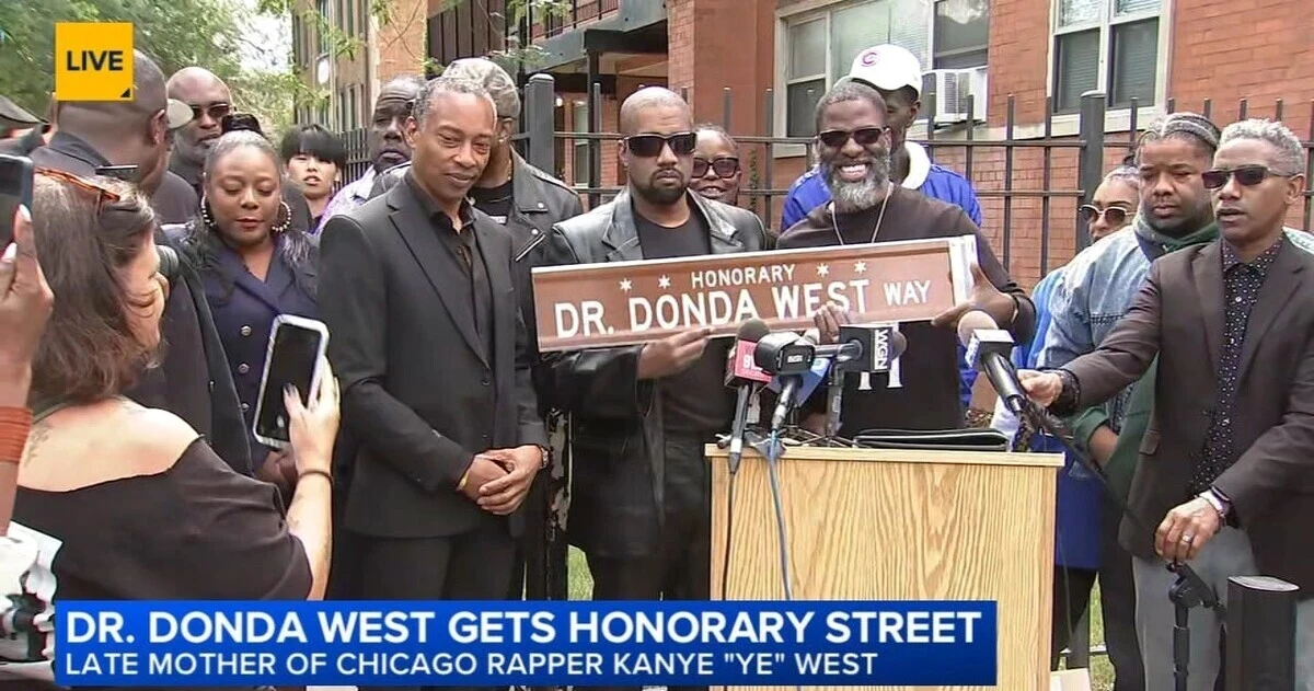 Ye homenageia mãe e inaugura via 'Dr. Donda West Way' em Chicago