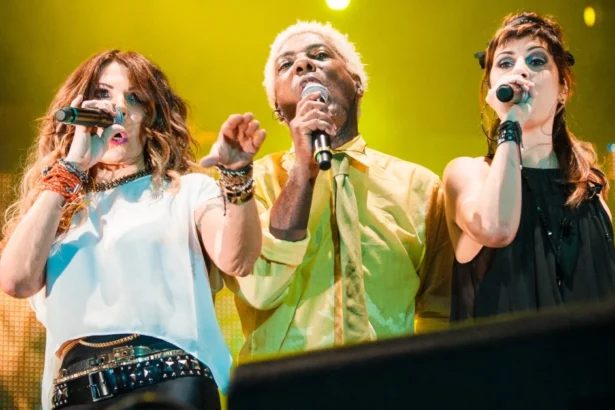 Zé Ricardo provoca público e mistura gêneros no Rock in Rio 2026