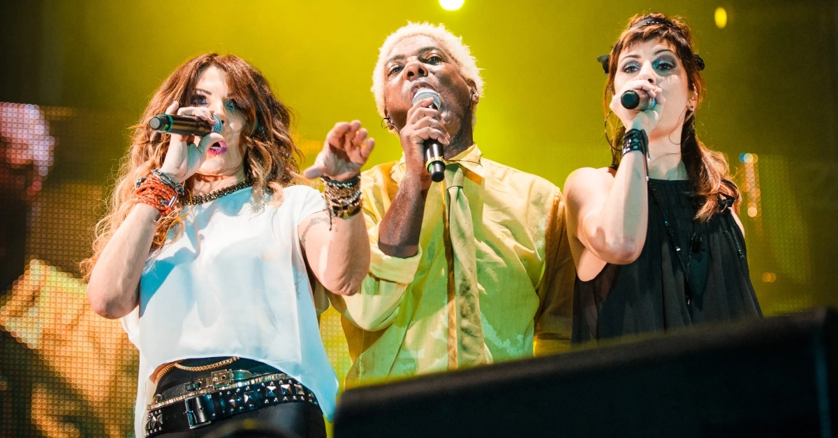Zé Ricardo provoca público e mistura gêneros no Rock in Rio 2026