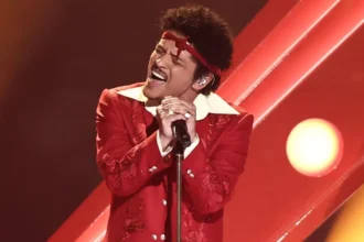 Bruno Mars estreia clipe 'Dance With Me' com Karol G
