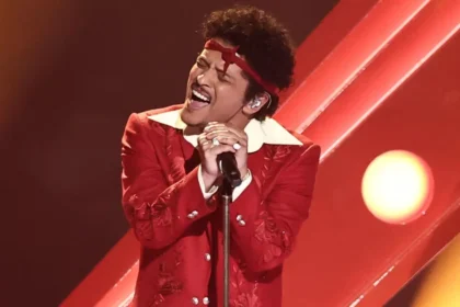 Bruno Mars estreia clipe 'Dance With Me' com Karol G