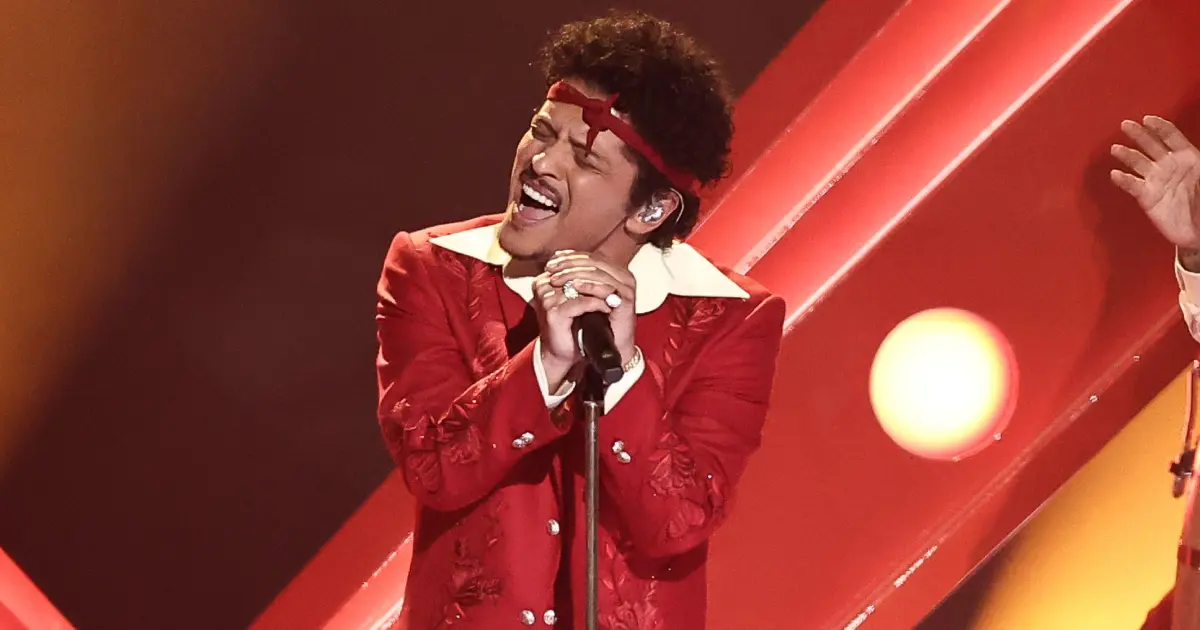 Bruno Mars estreia clipe 'Dance With Me' com Karol G