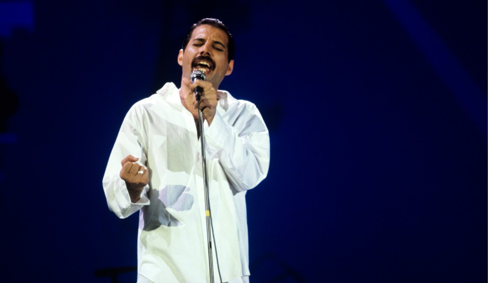 Colecionador paga R$ 1,9 milhão por caderno com letras de Freddie Mercury