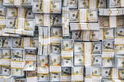 Dólar sobe a R$ 5,22 com tensão no Oriente Médio e petróleo em alta