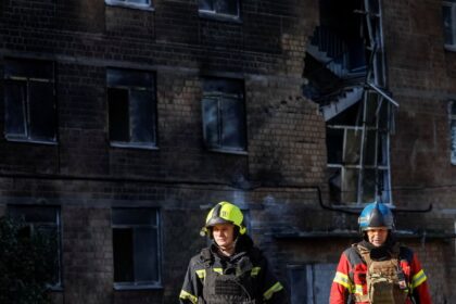 Drone russo atinge escola em Kiev e provoca incêndio