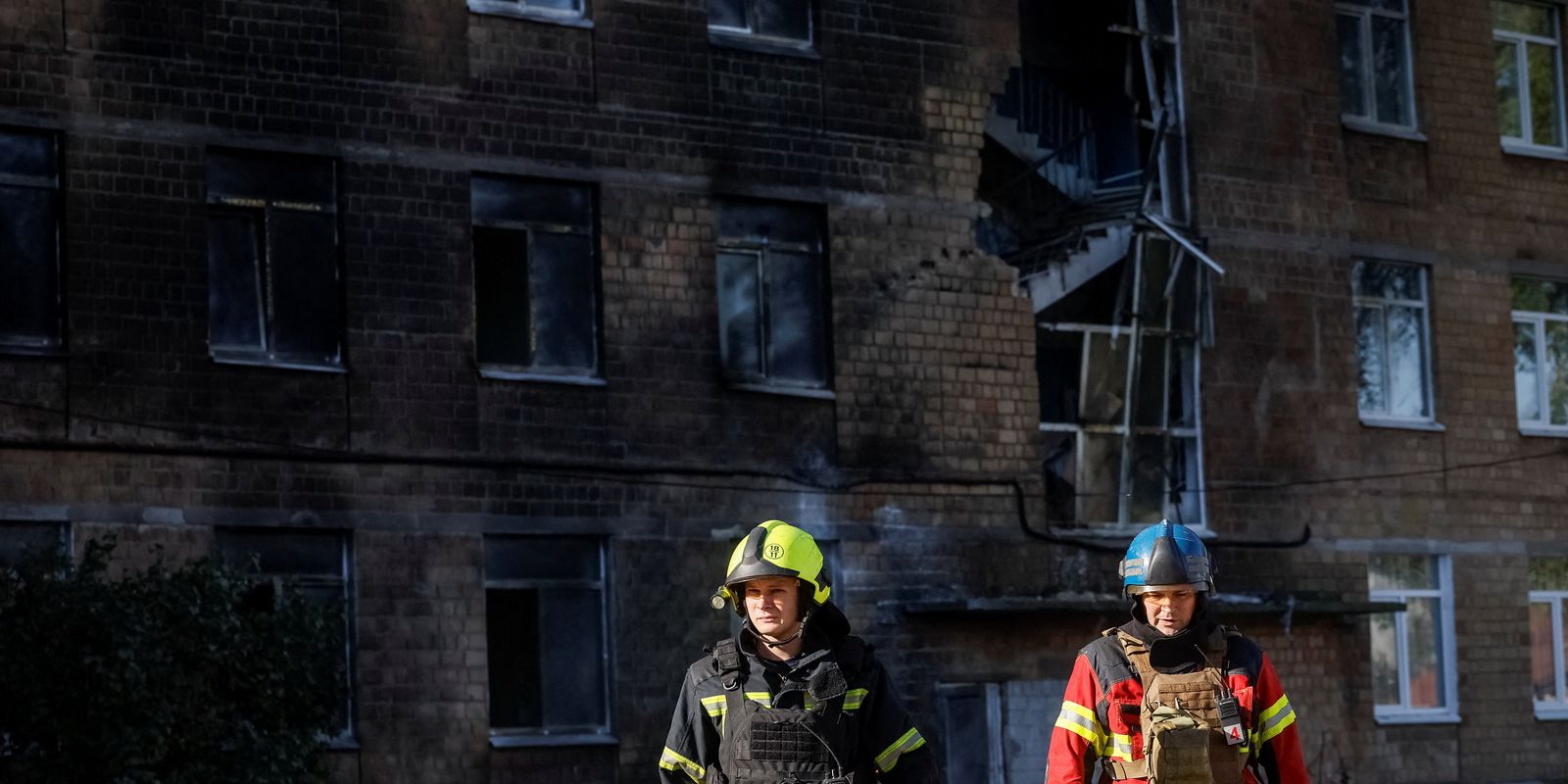 Drone russo atinge escola em Kiev e provoca incêndio