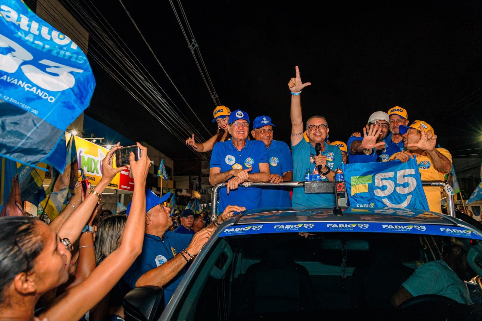 Fábio Mitidieri entre apoiadores na Barra dos Coqueiros