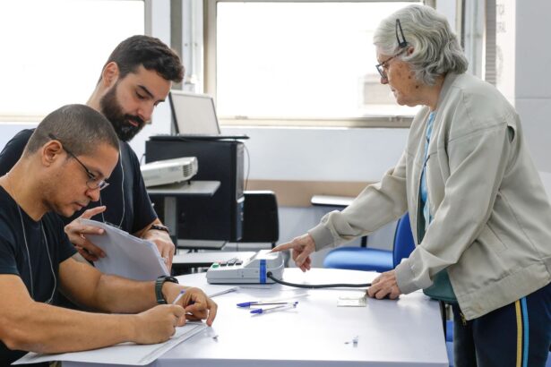 Filas persistem no Rio: eleitores votaram após o horário