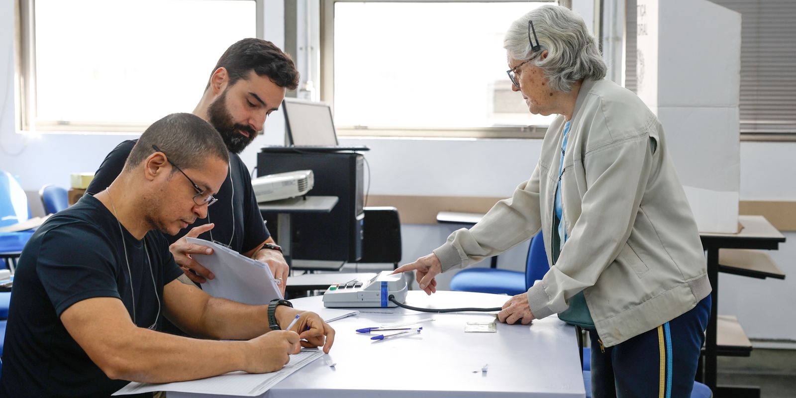 Filas persistem no Rio: eleitores votaram após o horário