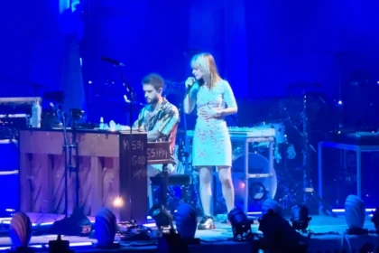 Hayley Williams chama Zedd e revive 'Stay the Night' no Hollywood Bowl