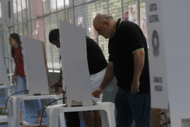 Maiores de 80 votam na frente neste domingo; veja prioridades