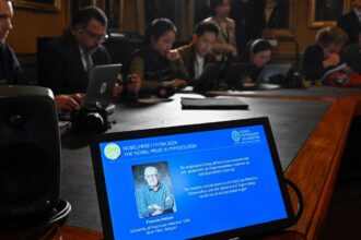 Nobel premia Francis Halzen por detectar neutrinos do cosmos via IceCube