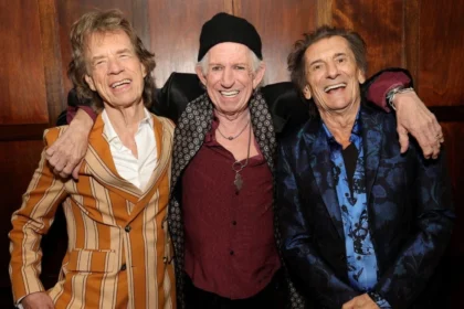 Rolling Stones lançam clipe de 'Mr Charm' com Alexander Skarsgard