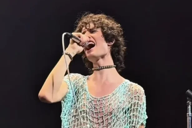 Sombr veste blusa de crochê feita por fã e emociona público