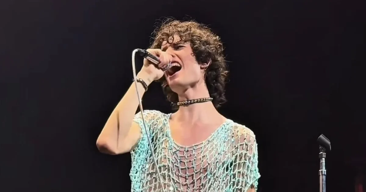 Sombr veste blusa de crochê feita por fã e emociona público