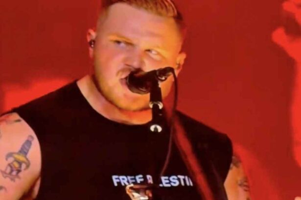 Zach Bryan quebra recorde no Gillette Stadium e exibe camiseta 'Palestina Livre'