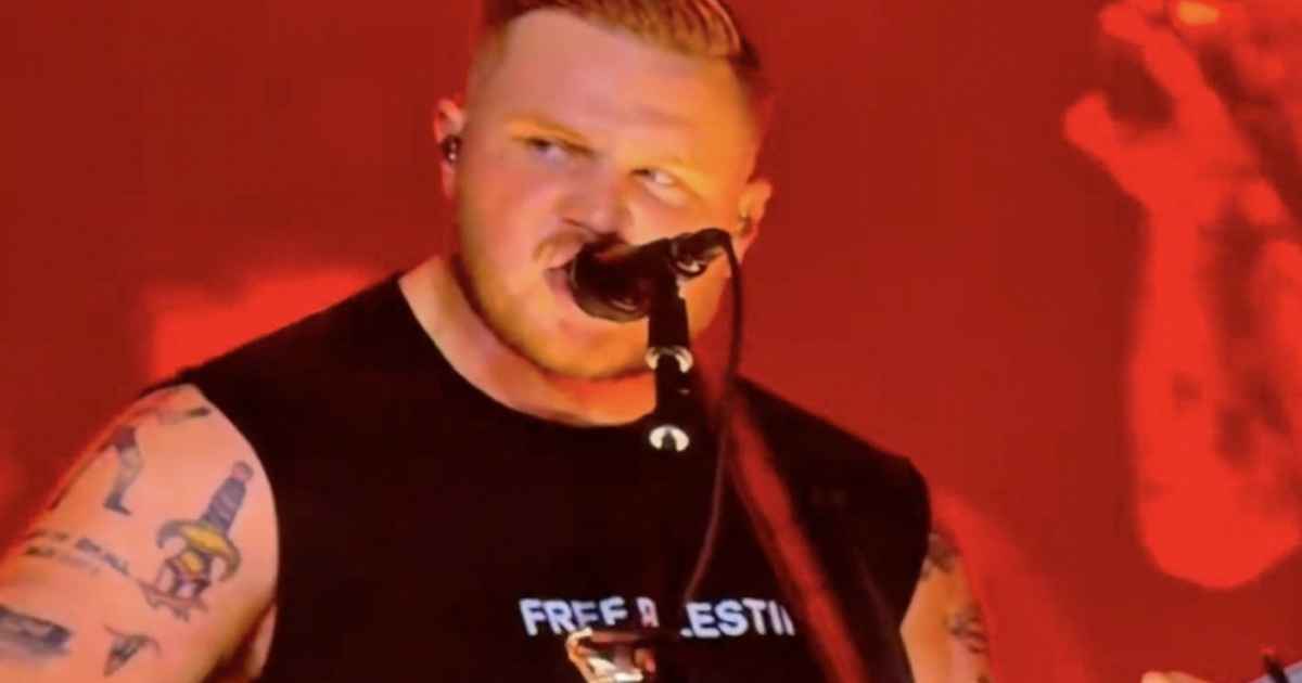 Zach Bryan quebra recorde no Gillette Stadium e exibe camiseta 'Palestina Livre'